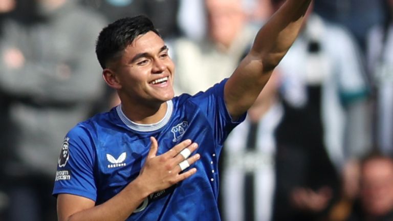 Carlos Alcaraz célèbre son but