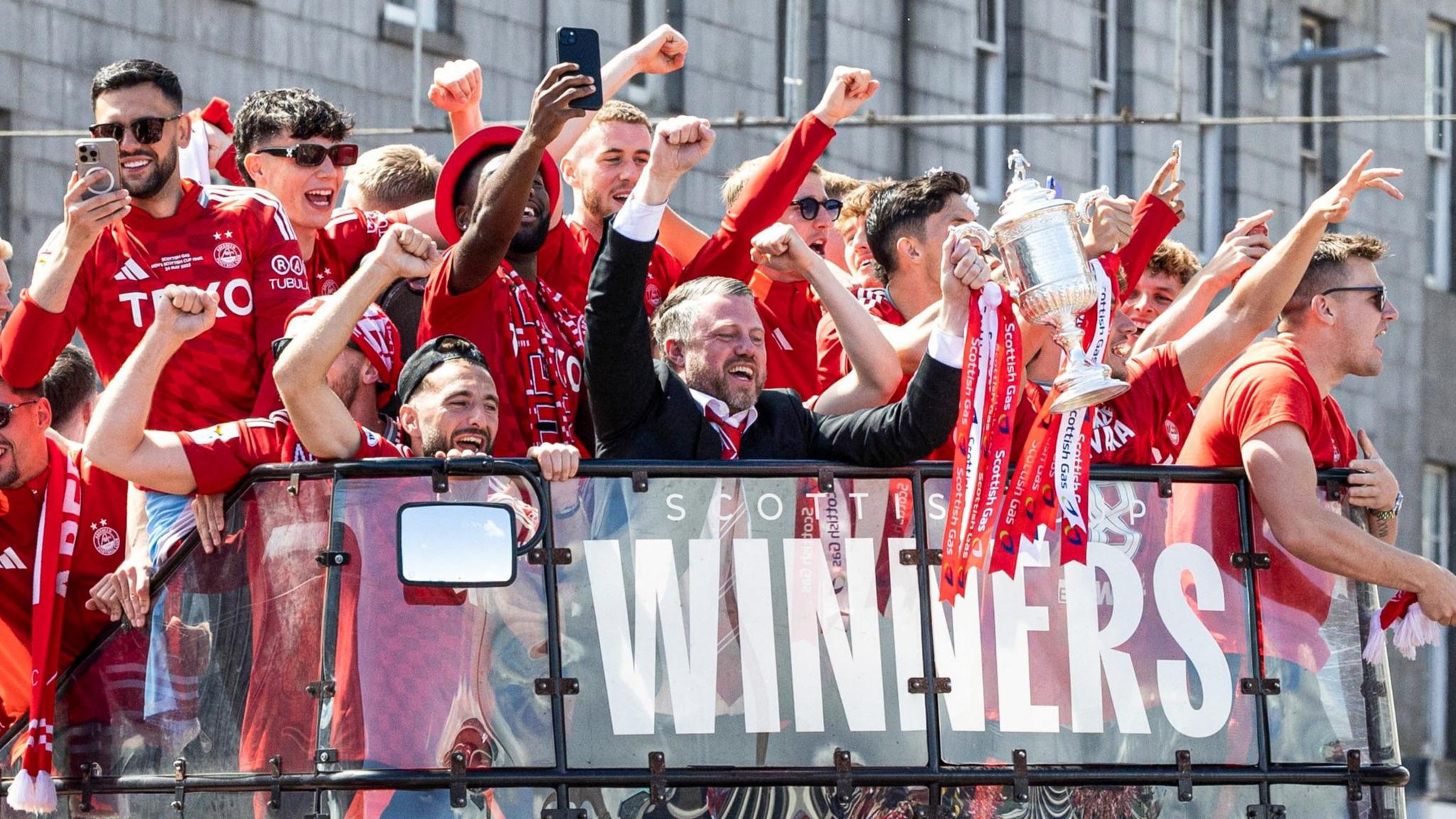 Joueurs d'Aberdeen lors de la célébration dans le bus