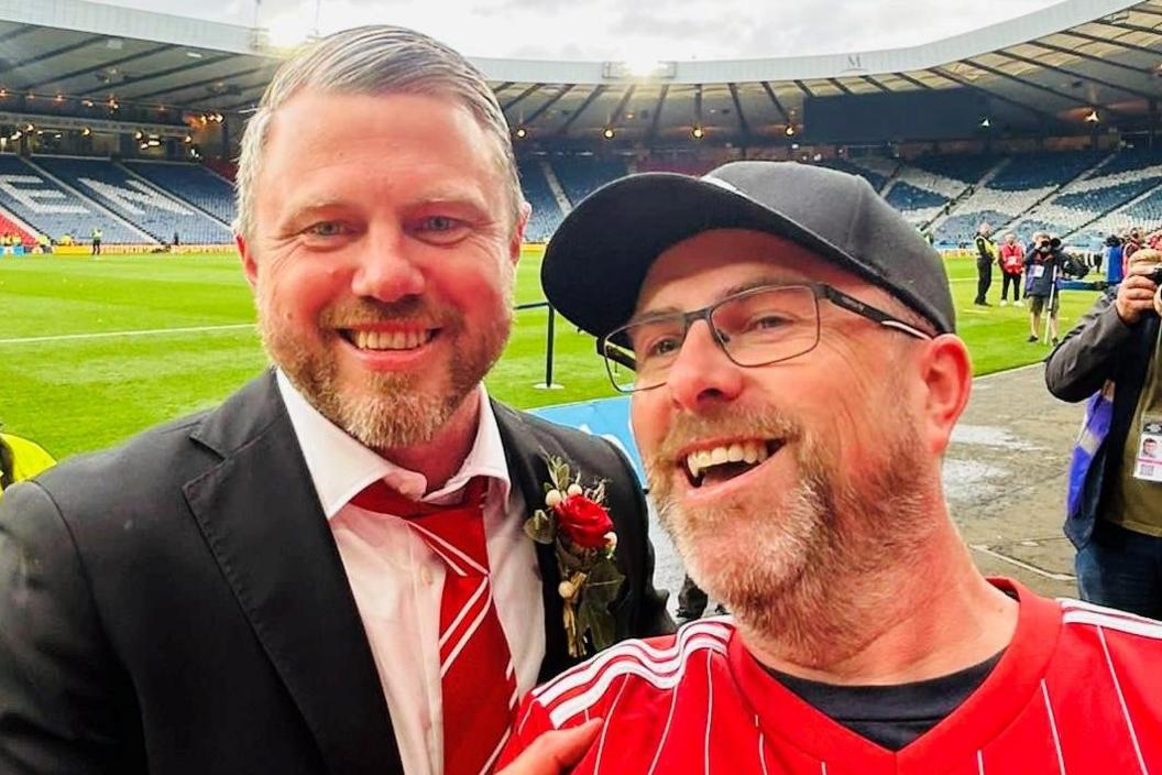 Supporter d'Aberdeen célébrant avec l'entraîneur Jimmy Thelin