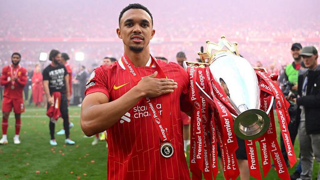 Trent Alexander-Arnold célèbre avec le trophée de la Premier League