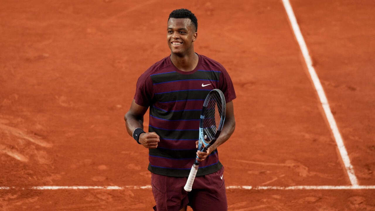 Le Français Giovanni Mpetshi Perricard célèbre sa victoire sur le Belge Zizou Bergs lors de la première journée de Roland-Garros 2025.