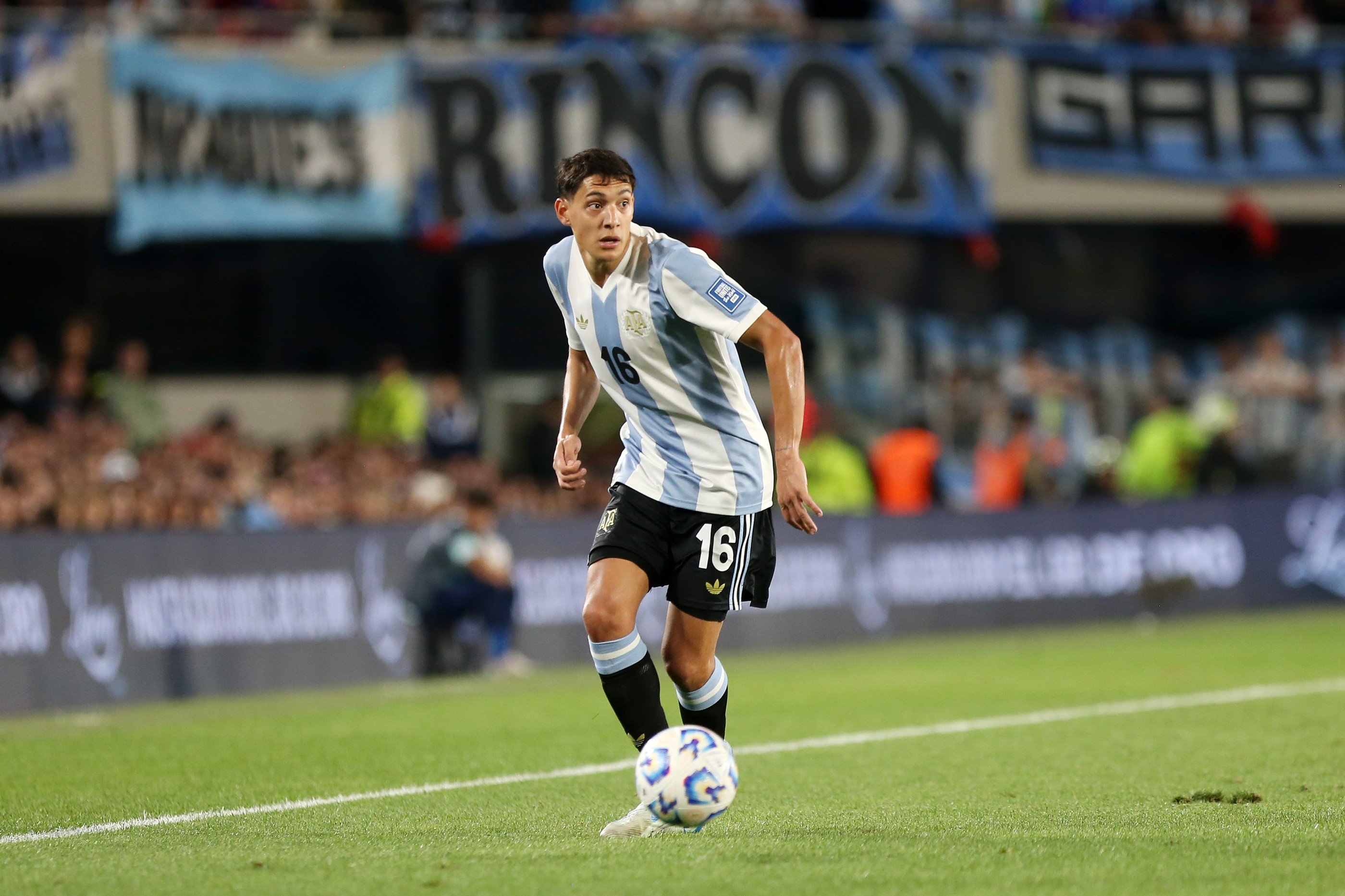 Nahuel Molina d'Argentine contrôle le ballon