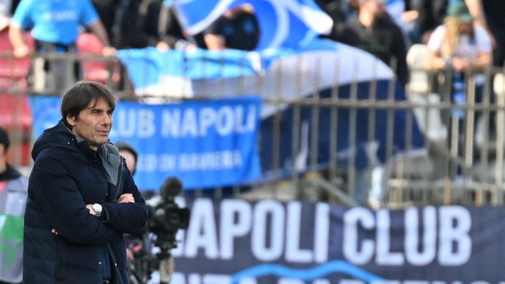 Antonio Conte sur le banc du Napoli lors du match de Serie A à Monza, le 19 avril 2025. (CIRO DE LUCA / AFP)