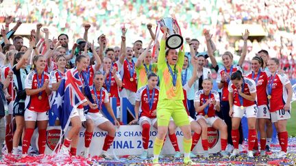 Les joueuses d'Arsenal soulevant le trophée de la Ligue des champions après leur victoire en finale contre Barcelone à Lisbonne, le 24 mai 2025. (FILIPE AMORIM / AFP)