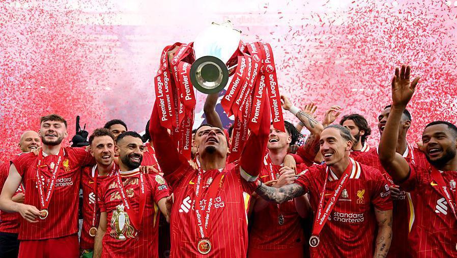 Liverpool levant le trophée de la Premier League