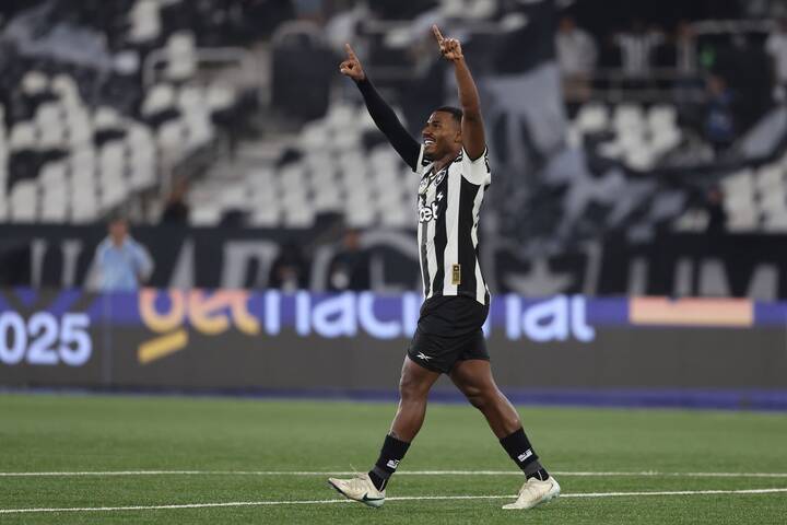 Cuiabano de Botafogo célèbre après avoir marqué