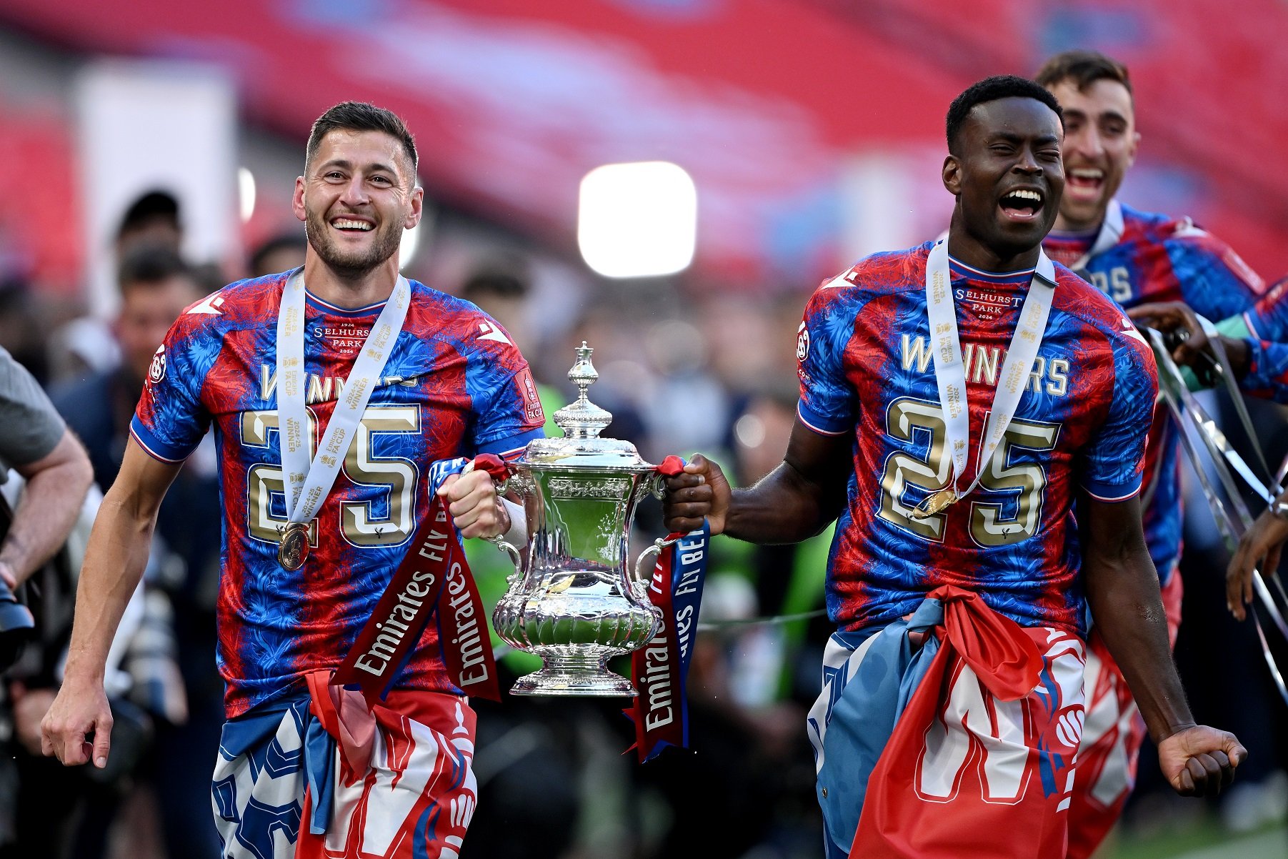 Marc Guehi célèbre la victoire en FA Cup avec Crystal Palace