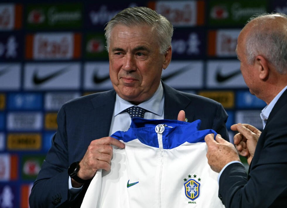 L'entraîneur Carlo Ancelotti avec le manager de la sélection brésilienne Luiz Felipe Scolari, lors de sa présentation à Rio de Janeiro, le 26 mai 2025