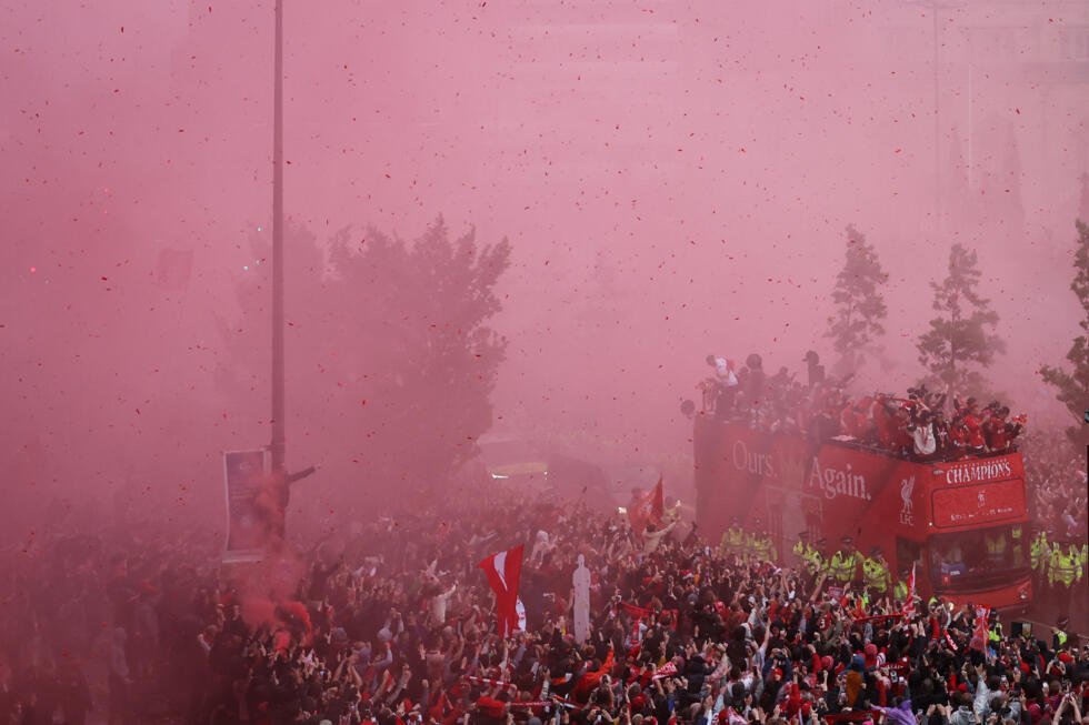 Les joueurs de Liverpool célèbrent leur victoire en bus à toit ouvert en Premier League, à Liverpool, dans le nord-ouest de l'Angleterre, le 26 mai 2025