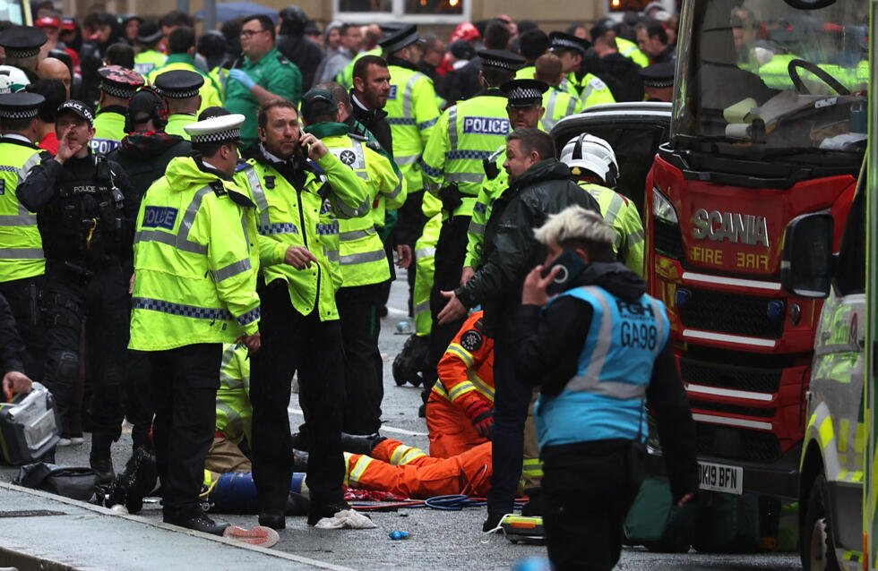Des soignants à l'intérieur d'un cordon de police sur les lieux d'un incident, en marge d'un défilé pour la victoire de Liverpool en Premier League, à Liverpool, le 26 mai 2025