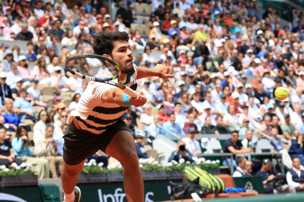 Carlos Alcaraz joue contre Giulio Zeppieri à Roland-Garros 2025.
