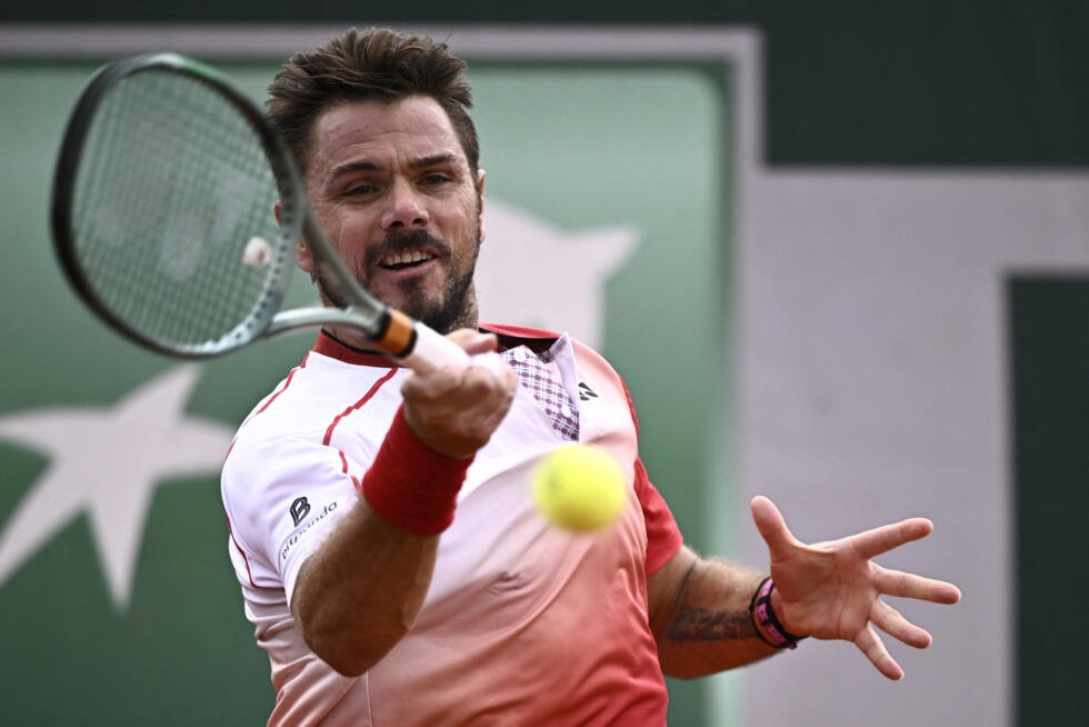 Stan Wawrinka joue contre Jacob Fearnley à Roland-Garros 2025.