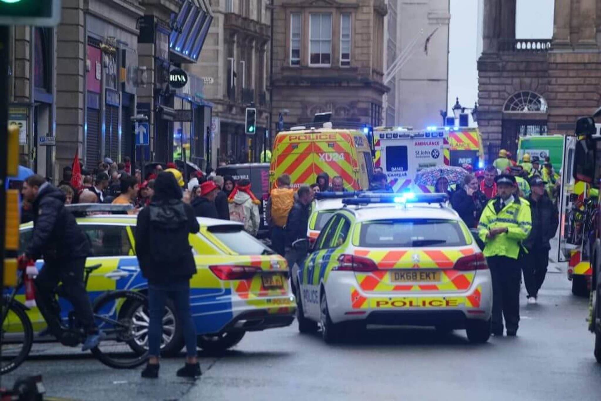 Police et secours intervenant lors d'un accident à Liverpool après la parade du titre de Premier League
