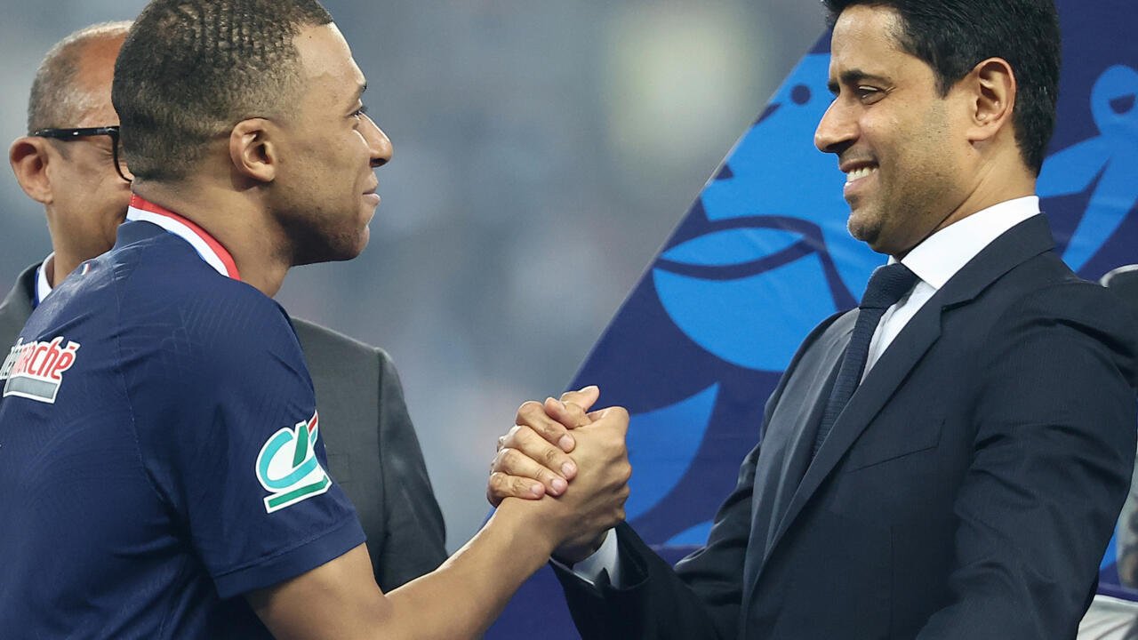 Nasser Al-Khelaifi, le président du PSG, et Kylian Mbappé se serrent la main après la victoire du club parisien sur Lyon en finale de la Coupe de France le 25 mai 2024 au stade Pierre-Mauroy à Villeneuve-d'Ascq