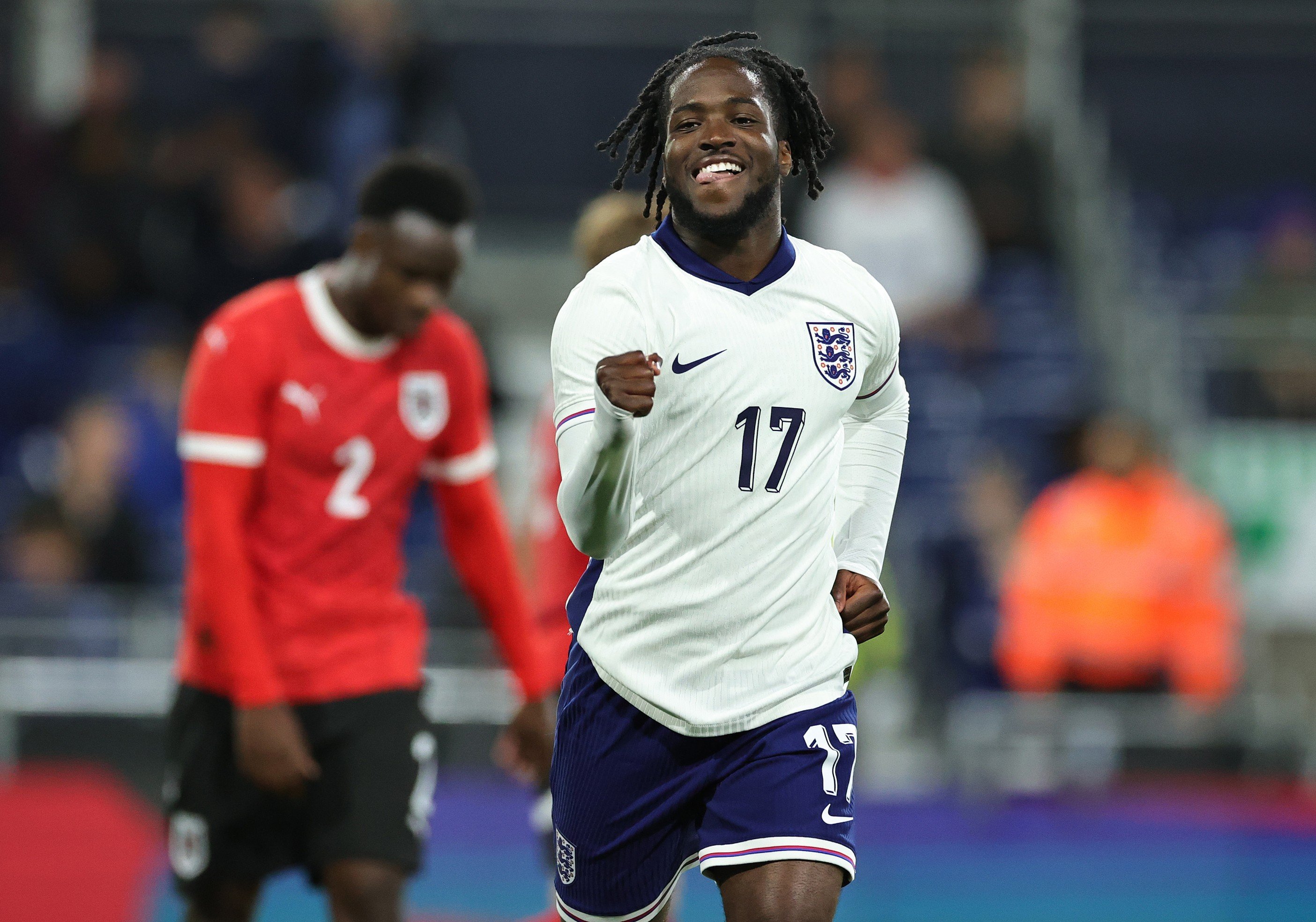 Jonathan Rowe d'Angleterre célèbre après avoir marqué un but