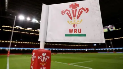 Drapeau gallois avec le logo de la Welsh Rugby Union au Principality Stadium