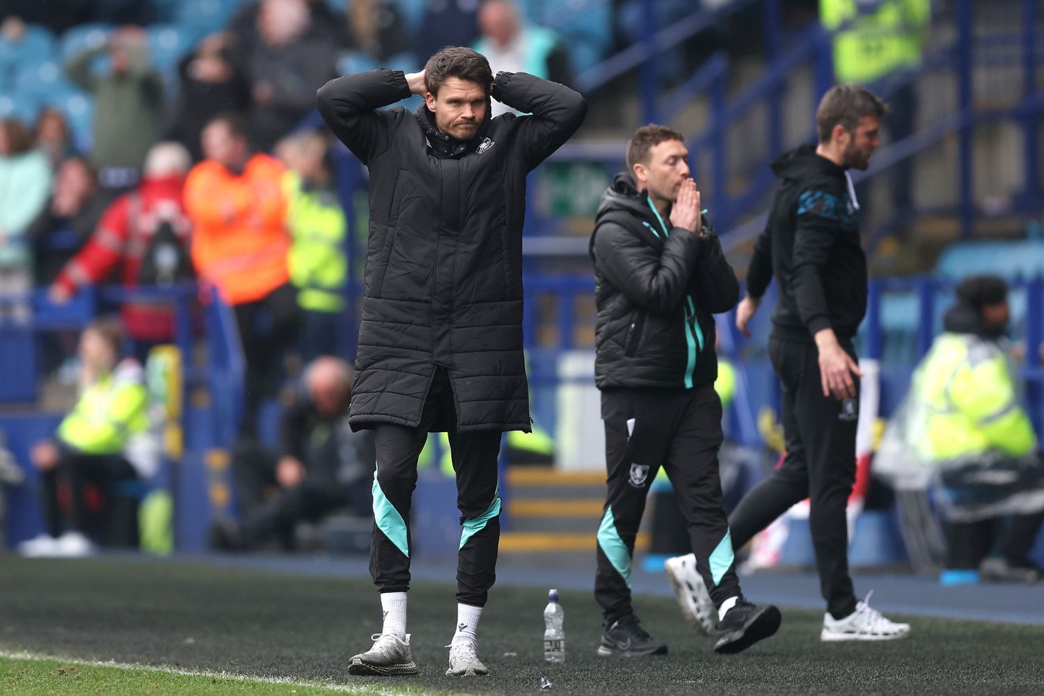 Danny Rohl, entraîneur de Sheffield Wednesday, réagit lors d'un match de Championship en avril 2025 à Sheffield, Angleterre.