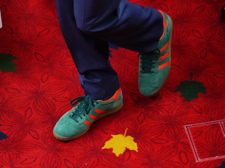 Justin Trudeau portant des chaussures Adidas Gazelle lors du discours du Trône