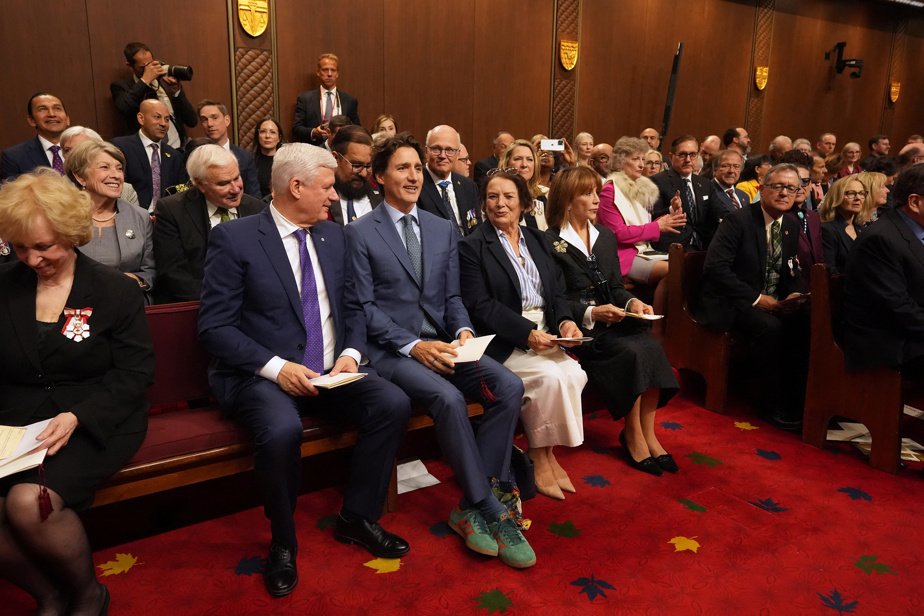 Justin Trudeau aux côtés de sa mère et de Stephen Harper lors du discours