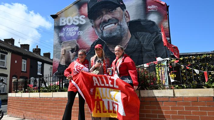 Supporters de Liverpool lors de la parade devant la fresque de Jürgen Klopp