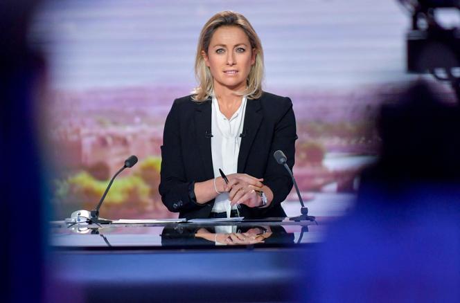 Anne-Sophie Lapix sur le plateau du « 20 heures » de France 2, à Paris, le 25 janvier 2022.