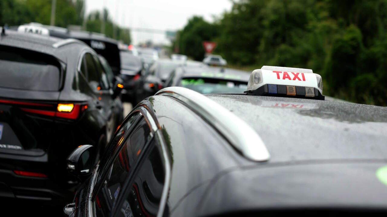 L'autoroute A1, au nord de Paris, bloquée par une manifestation des taxis, le 21 mai 2025 à La Courneuve