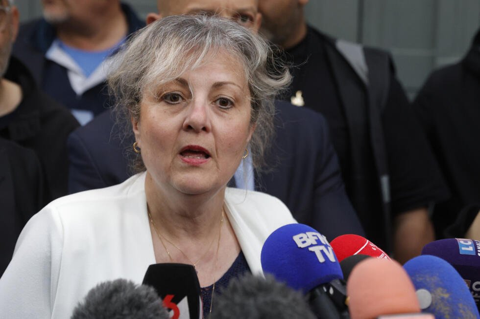 Emmanuelle Cordier, présidente de la Fédération nationale du taxi, s'exprime devant les journalistes le 24 mai 2025 à Paris