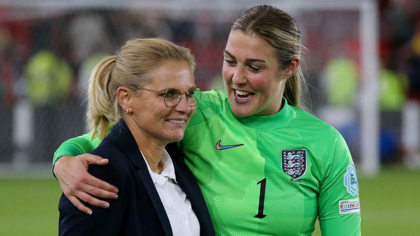 Sarina Wiegman avec Mary Earps lors d'une rencontre de l'équipe d'Angleterre