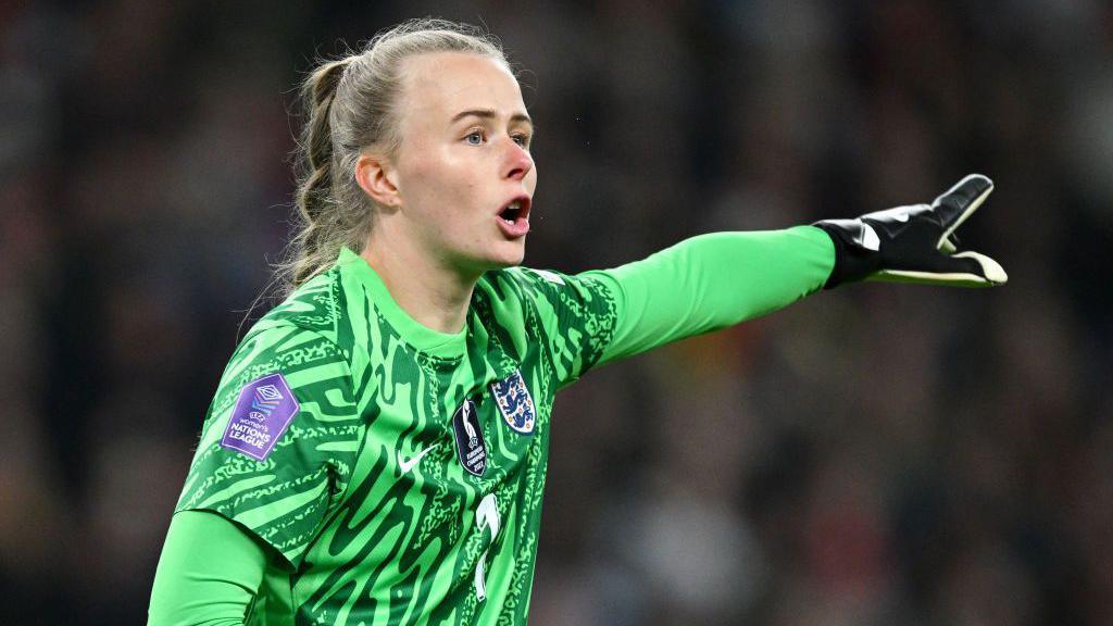 Hannah Hampton en action pour l'équipe d'Angleterre