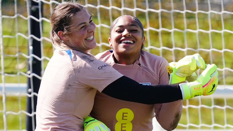 Mary Earps et Khiara Keating lors d'un entraînement de l'équipe d'Angleterre