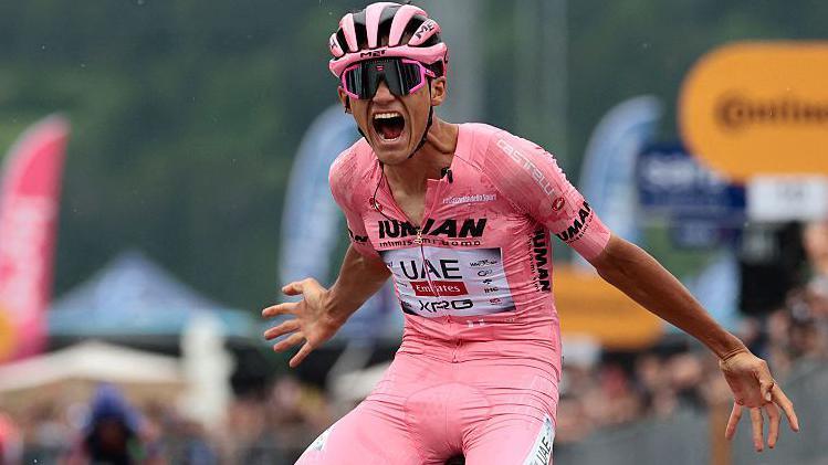 Isaac del Toro célèbre sa victoire lors de l'étape 17 du Giro d'Italie