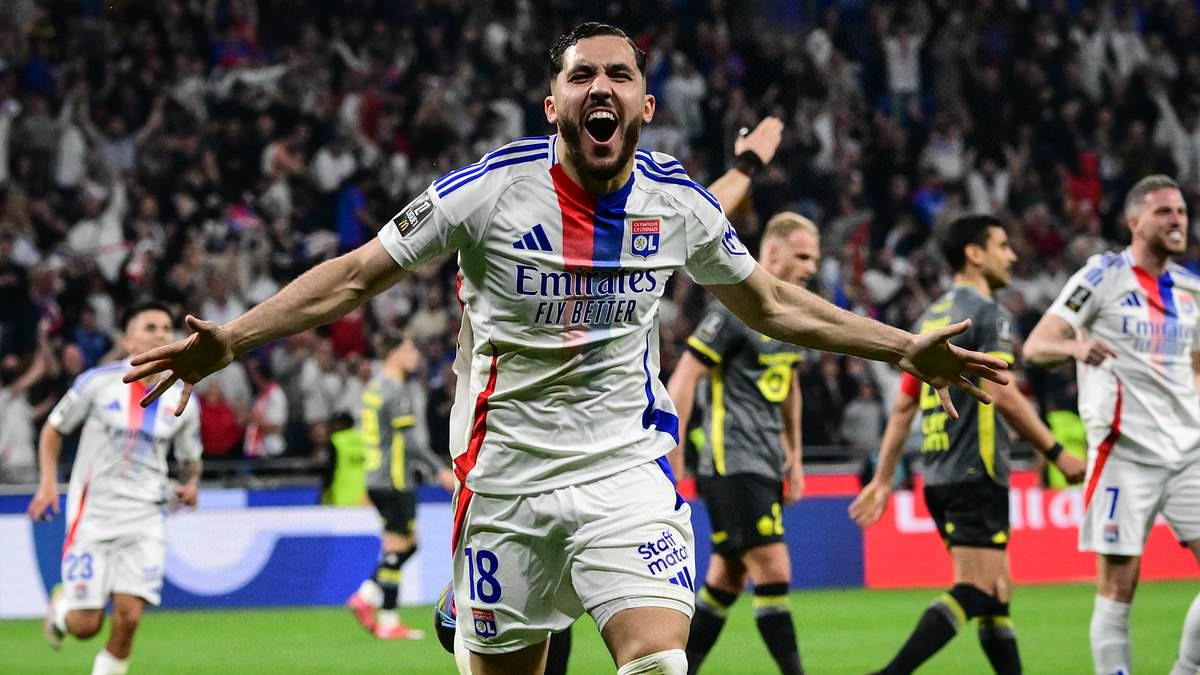 Manchester City vise Rayan Cherki pour relancer son rebuilding