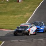 Rees remporte une victoire controversée lors de la course BMW à Oulton Park