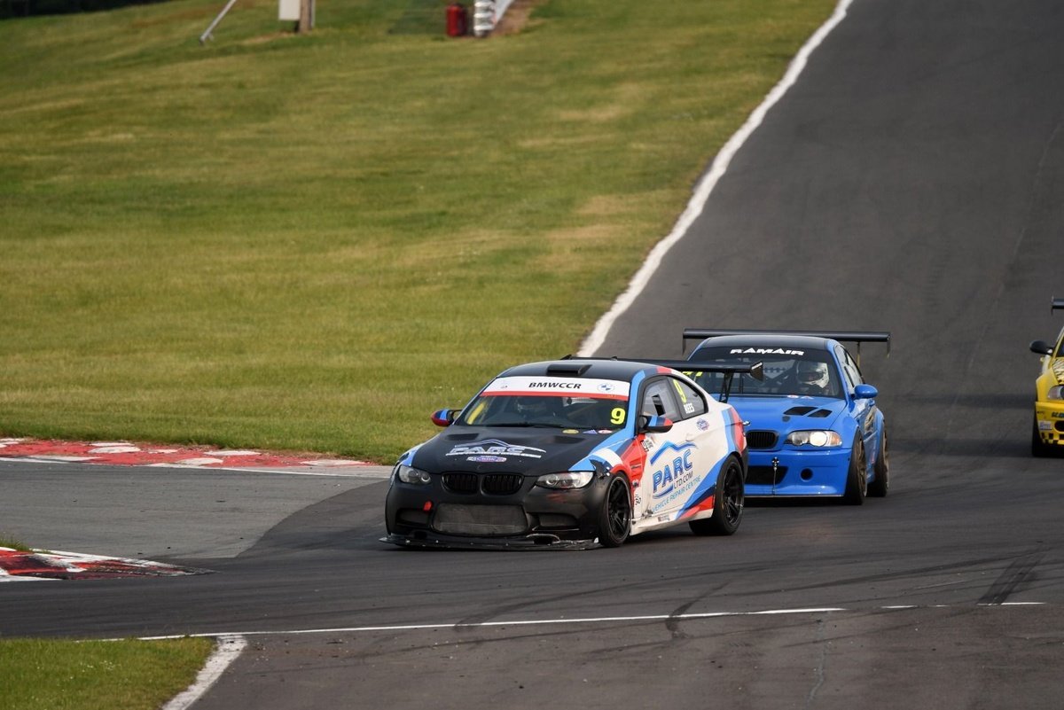 Rees remporte une victoire controversée lors de la course BMW à Oulton Park