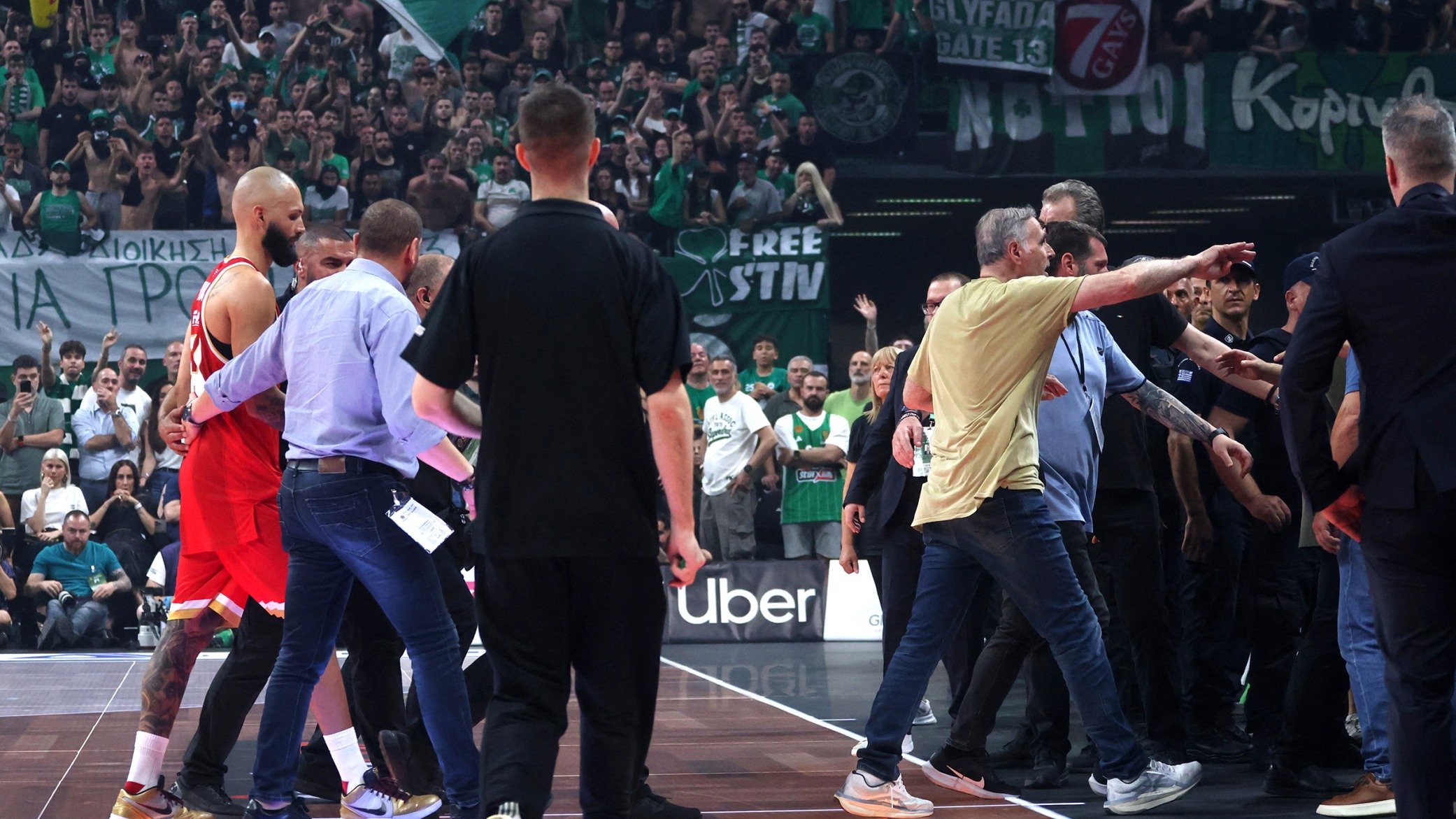 Basket : Événements chaotiques et plainte contre Evan Fournier en Grèce