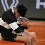 Carlos Alcaraz conserve son titre à Roland-Garros après un duel légendaire