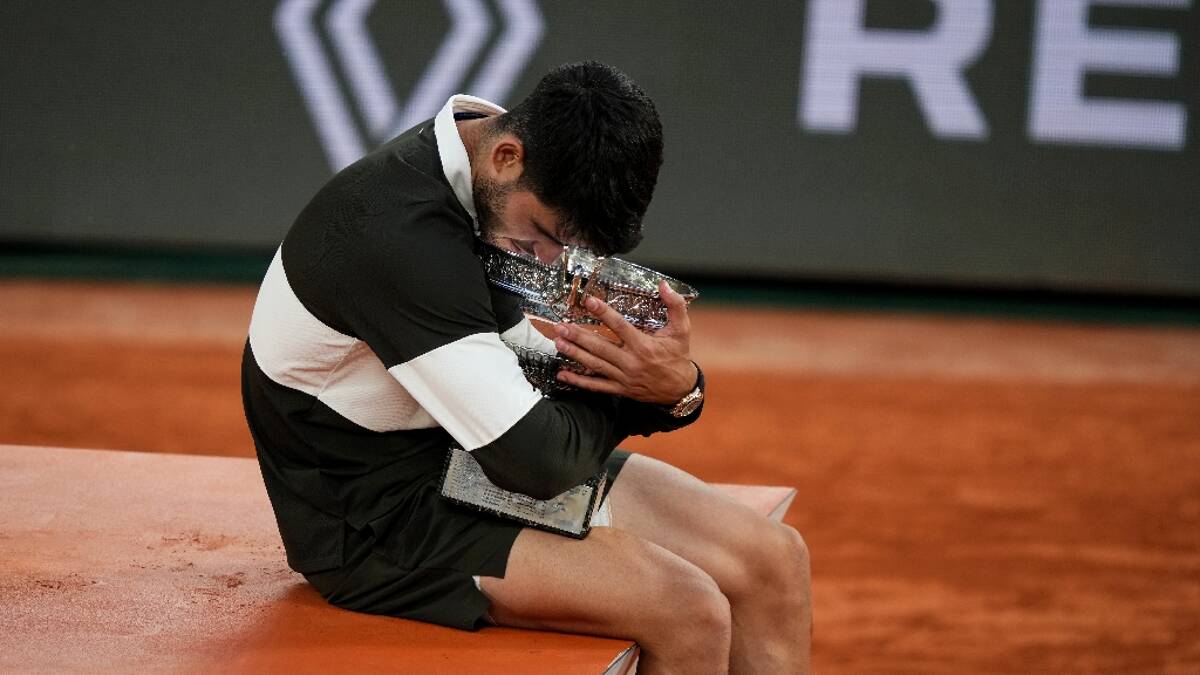 Carlos Alcaraz conserve son titre à Roland-Garros après un duel légendaire