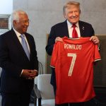 Cristiano Ronaldo offre un maillot pour promouvoir la paix lors du G7
