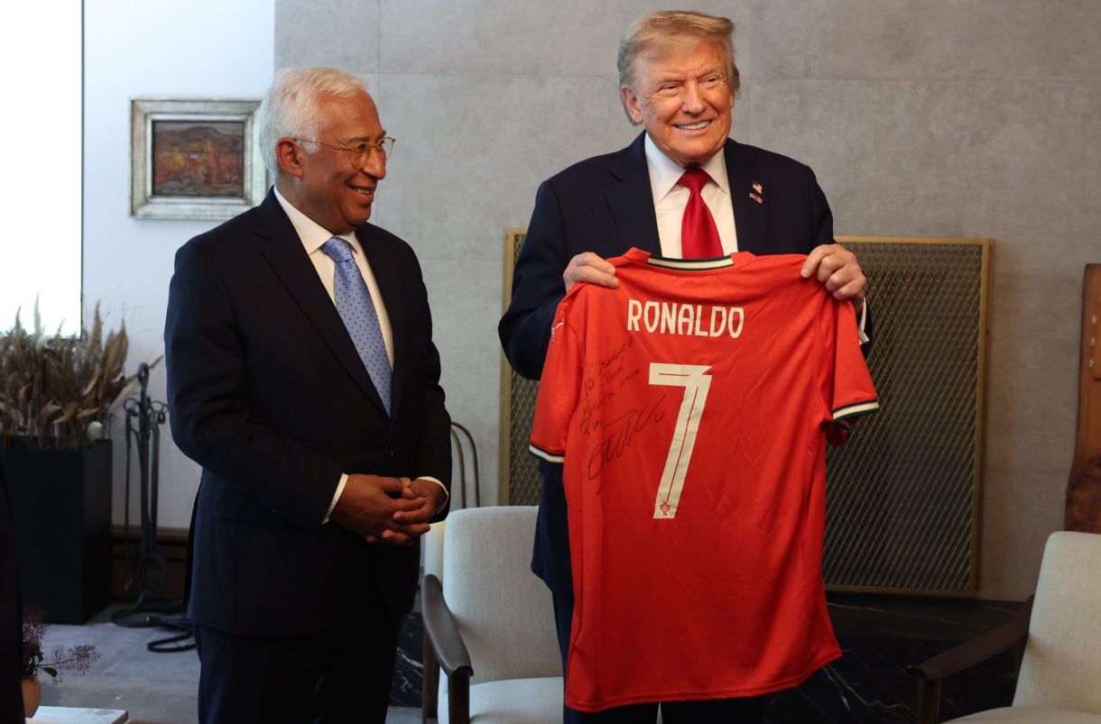 Cristiano Ronaldo offre un maillot pour promouvoir la paix lors du G7
