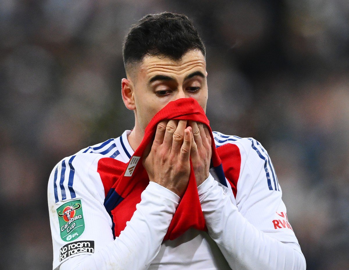 Gabriel Martinelli réagit après une blessure lors d'Arsenal vs Newcastle