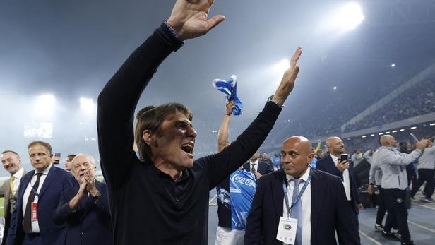 Antonio Conte, entraîneur de Napoli, célèbre son titre.