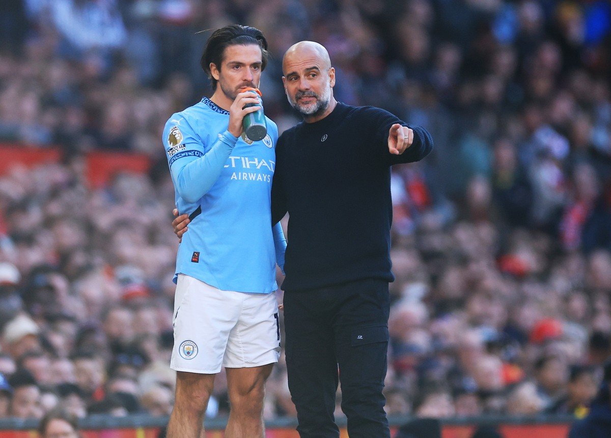 Pep Guardiola donne des instructions à Jack Grealish