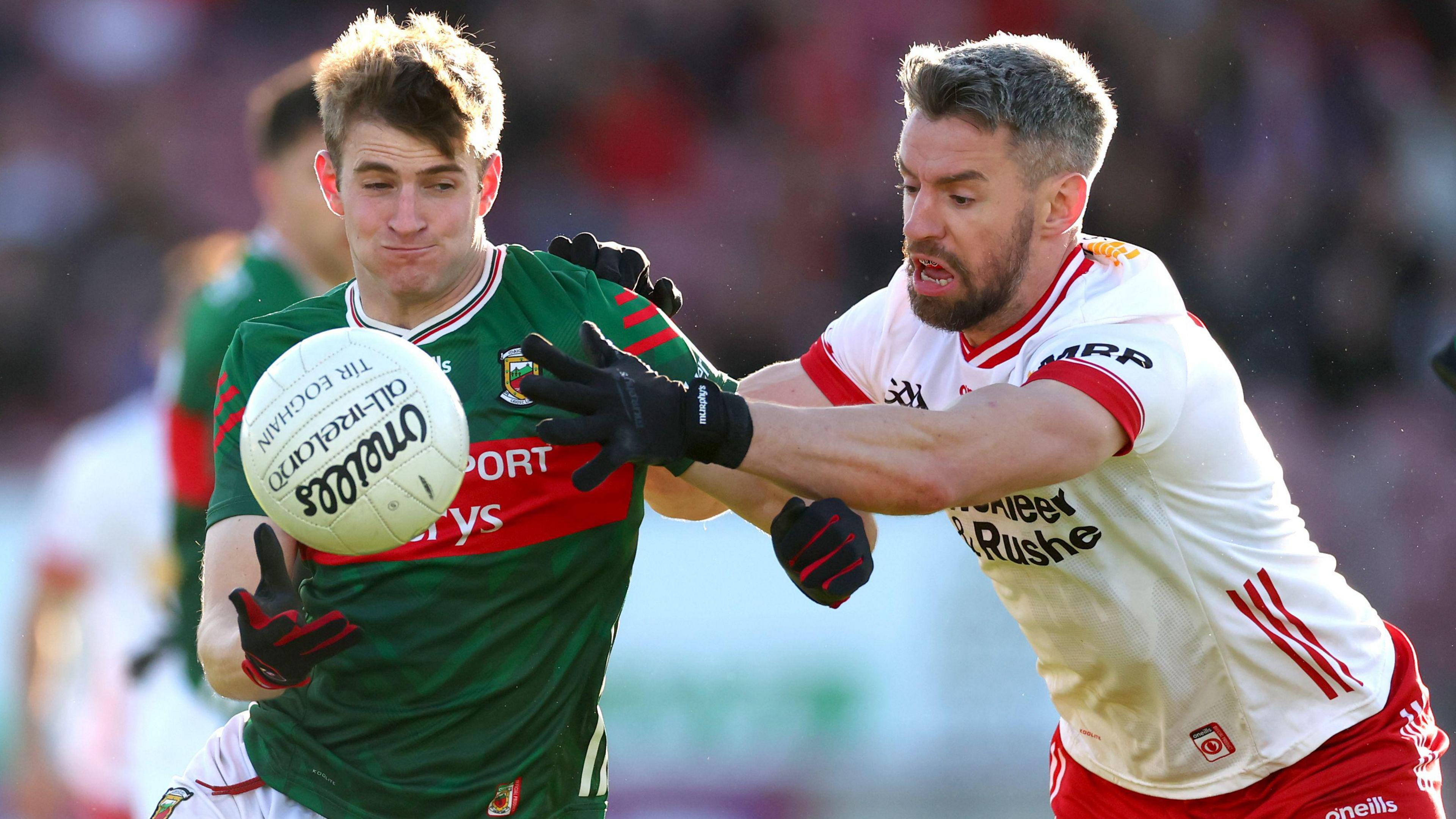 Mattie Donnelly en duel avec un joueur de Mayo.