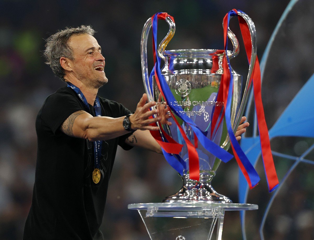 Luis Enrique avec le trophée de la Ligue des Champions