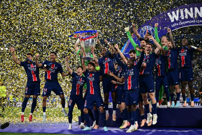 Le défenseur brésilien du PSG Marquinhos brandissant le trophée de la Ligue des champions à Munich
