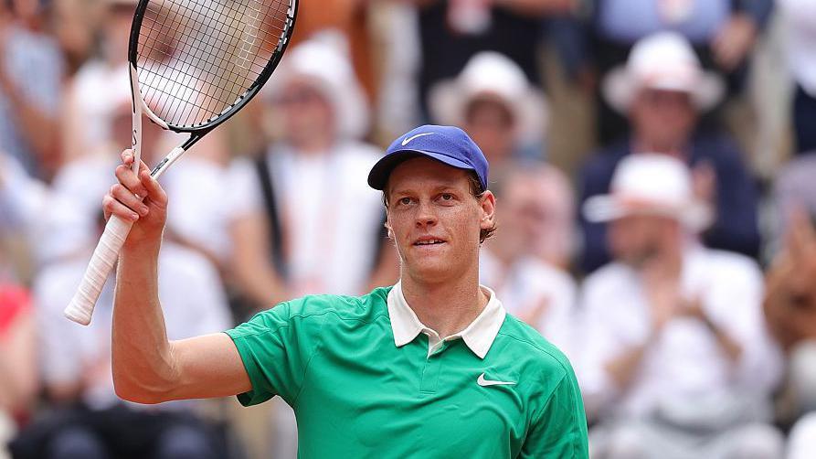 Jannik Sinner célèbre sa victoire à Roland Garros