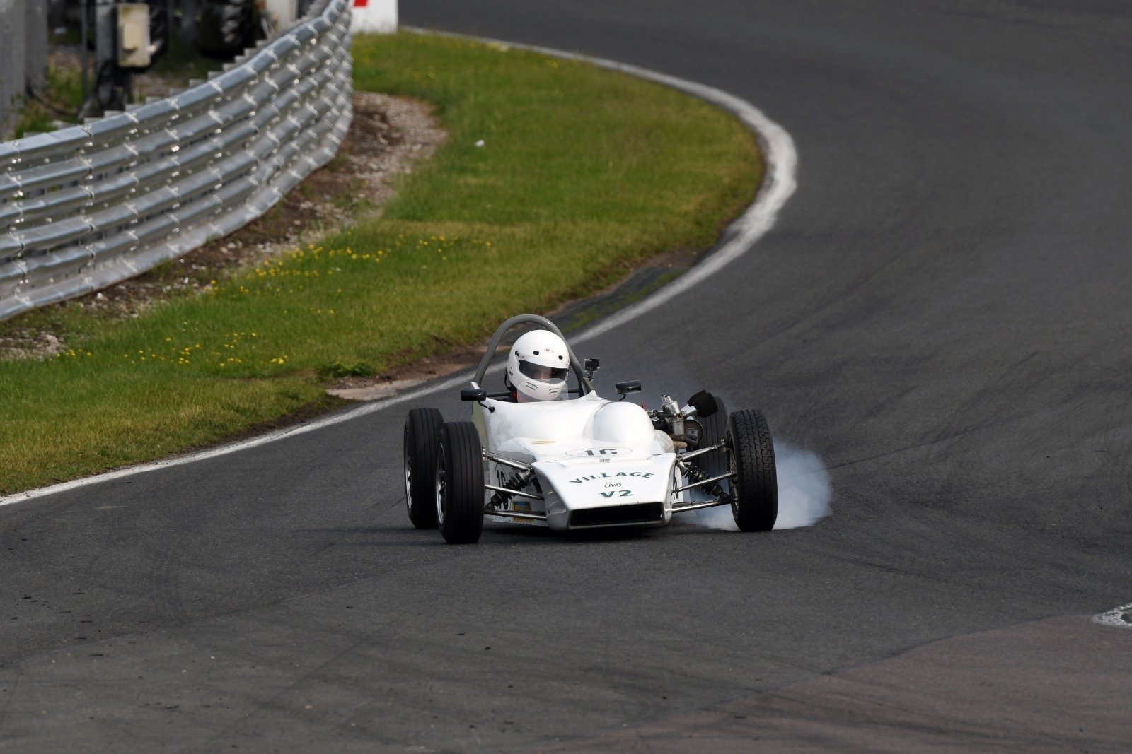 Le nouveau venu Wright en tête dans la catégorie Historic 750 Formula