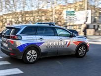 Le suspect est toujours recherché par les forces de l’ordre.