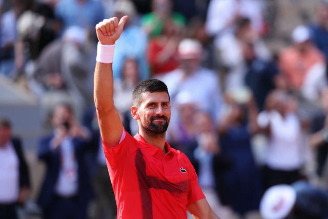 Le tennisman serbe Novak Djokovic célébrant sa victoire à Roland-Garros