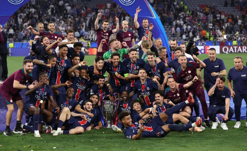 Les supporters du PSG célèbrent la victoire en Ligue des champions